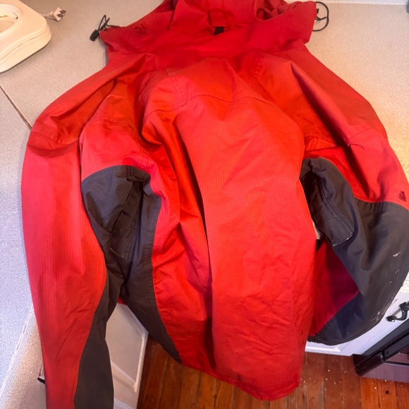 Experience warmth with Helly Hansen's vibrant red and charcoal jacket. Ideal for - Picture 4 of 12